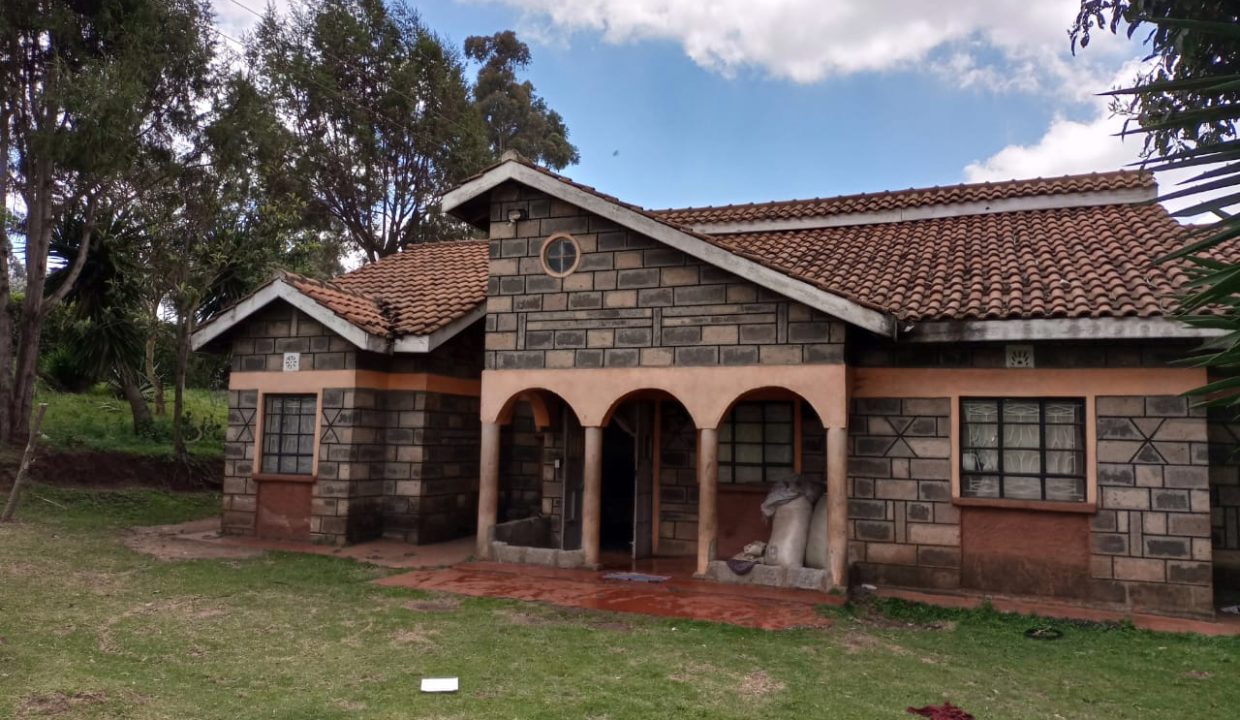 For sale: One and Quarter Acre Plus the House going for Ksh16M In limuru1