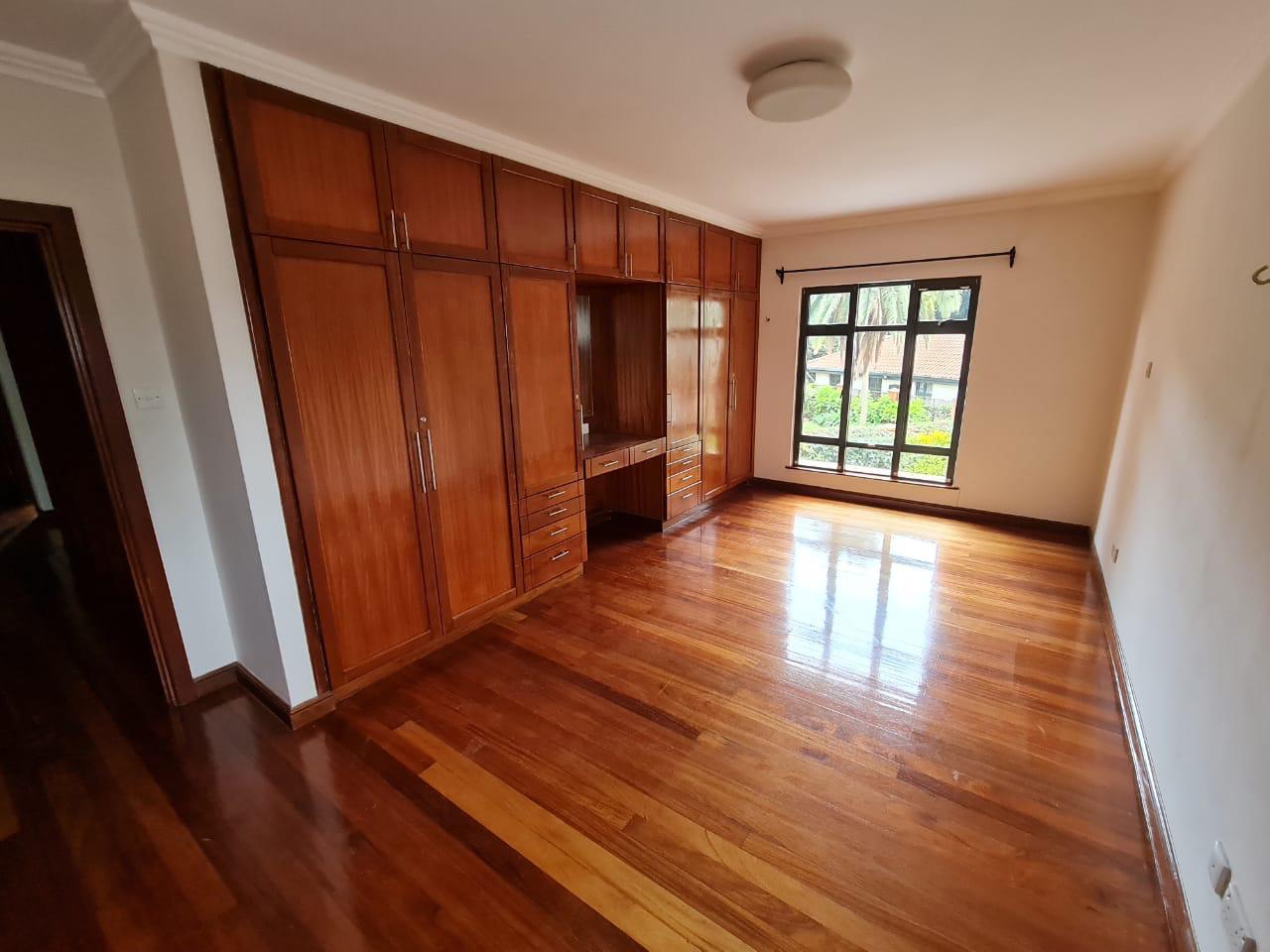 Lovely 4 bedroom Townhouse plus dsq for rent at Ksh330k in Westlands, ensuite, family room, office, detached dsq for 2, very well maintained and more amenities15