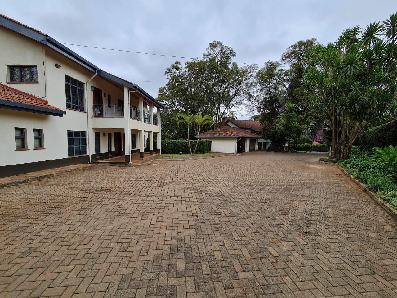 Lovely 4 bedroom Townhouse plus dsq for rent at Ksh330k in Westlands, ensuite, family room, office, detached dsq for 2, very well maintained and more amenities23