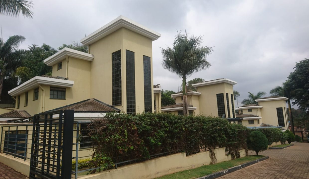 All Ensuite 5 Bedroom House Plus 2 rooms with a kitchenette guest wing for rent in Lavington in a compound of four units for rent at Ksh350k negotiable1