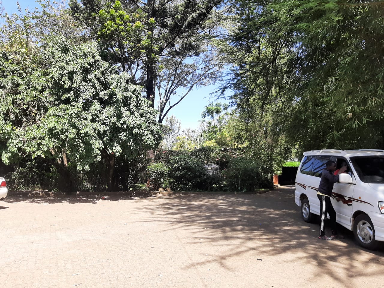 5 Bedrooms House to Let at Ksh300k sitting on 1:2 acre in Lavington with specious gardens and parkings7