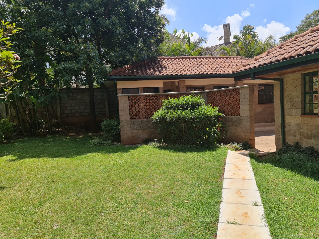 5 Bedrooms House in a gated community of 12 units in Lower kabete for rent at Ksh400k negotiable (2)