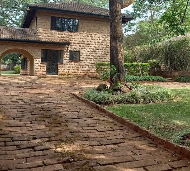 3 Bedroom All En-suite with 1 bedroom questwing 3 servant quarters on 12 an acre compound for Rent at Ksh320k (13)