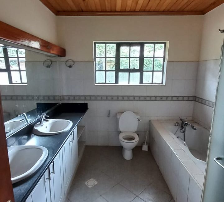 3 Bedroom All En-suite with 1 bedroom questwing 3 servant quarters on 12 an acre compound for Rent at Ksh320k (3)