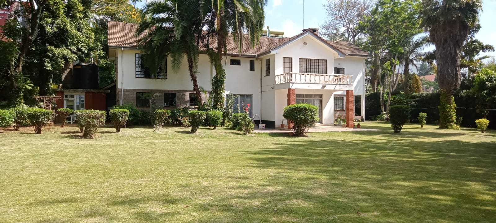 4 Bedroom House built on 34 acres in Gigiri for Rent at Ksh450k with tv room, study terraces, well kept garden and more amenitie (18)