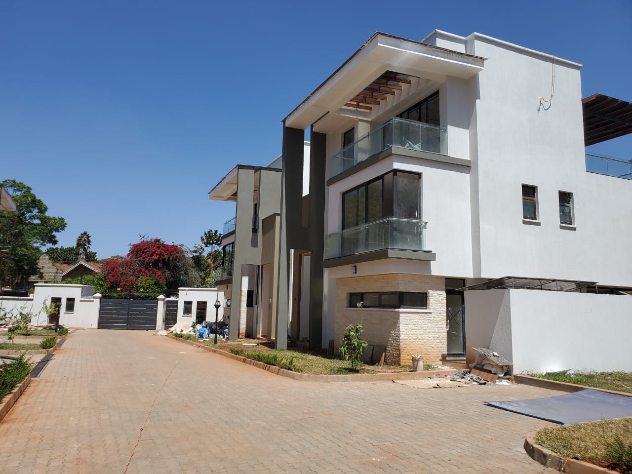 4 Bedroom Townhouses for Sale in Lavington just off James Gichuru in a gated community of 8 homes impeccably built over a 0.97 acre (3)