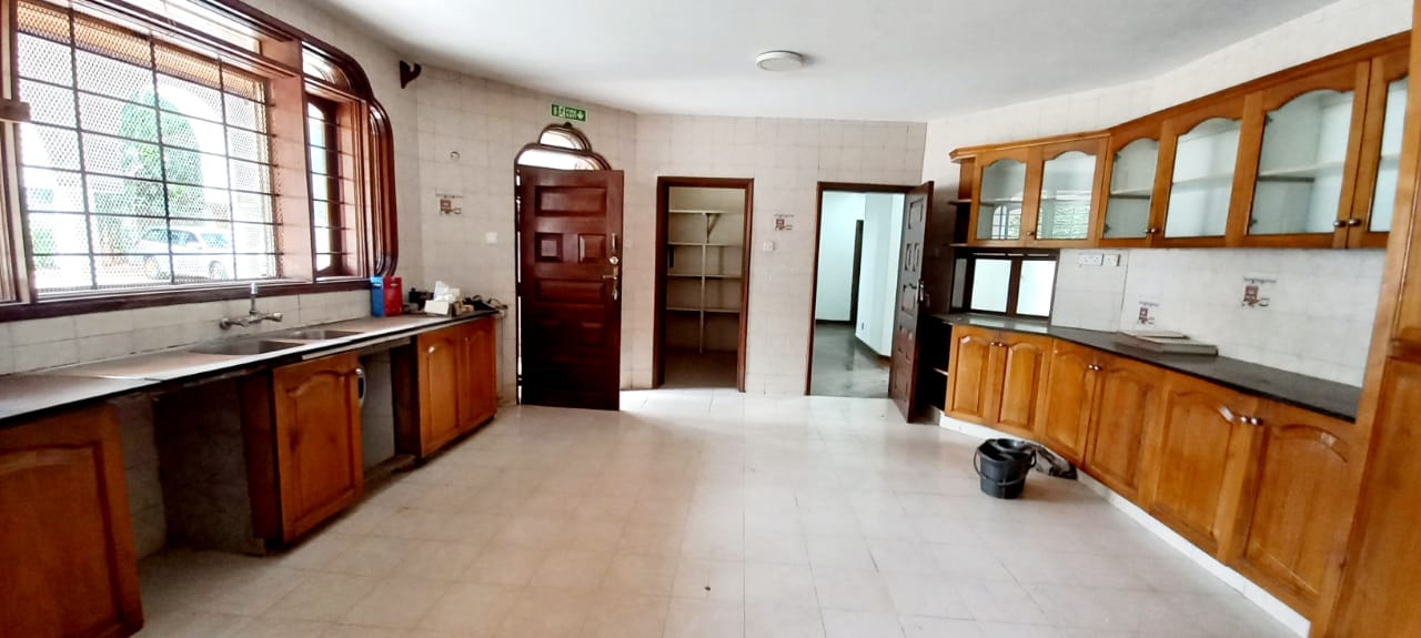 6 Bedroom House for Sale in Lavington with exciting amenities (10)
