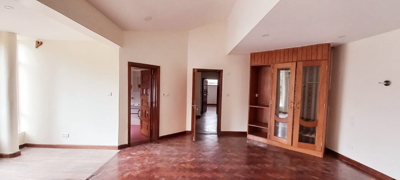 6 Bedroom House for Sale in Lavington with exciting amenities (13)